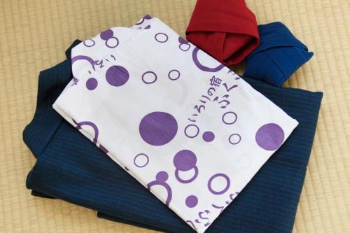une serviette chatée avec des points de polka pourpre dans l'établissement Minshuku Fukufuji, à Nikkō