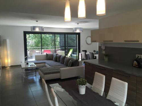 un salon avec un canapé et une table dans l'établissement Playa Bella, à Pérols