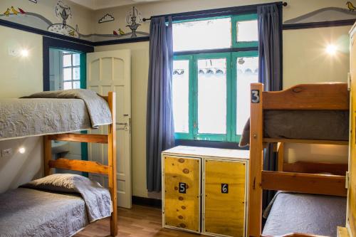 Tempat tidur susun dalam kamar di Hostal Forestal