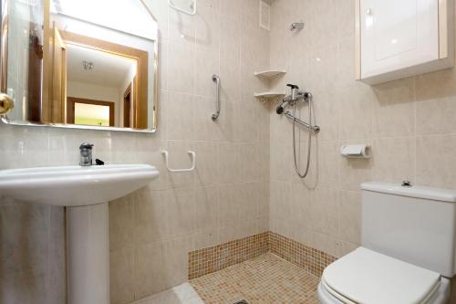 Ein Badezimmer in der Unterkunft Apartment in Calpe with 3 bedrooms and 2 bathrooms.