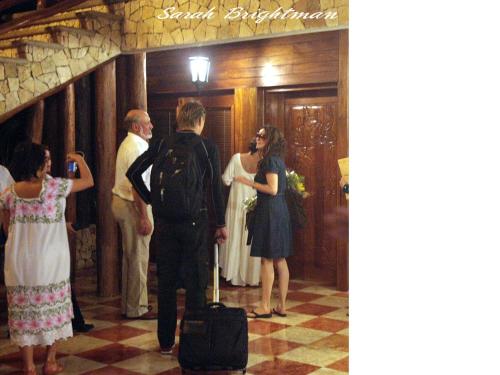 Una novia y un novio están de pie en un pasillo con sus en The Lodge at Chichen Itza, en Chichén Itzá