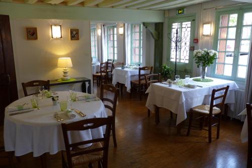 Gallery image of Hôtel-Restaurant La P'tite Auberge in Lillebonne