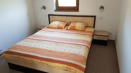 ソバタにあるCasa Margaretaのベッドルーム1室(大型ベッド1台、枕2つ付)