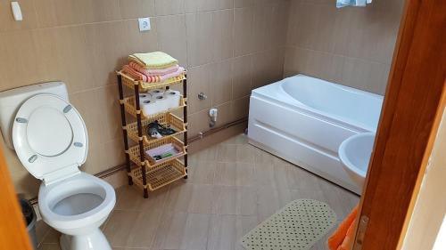 ソバタにあるCasa Margaretaのバスルーム(白いトイレ、シンク付)