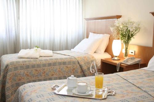 Un pat sau paturi într-o cameră la Ariston Hotel