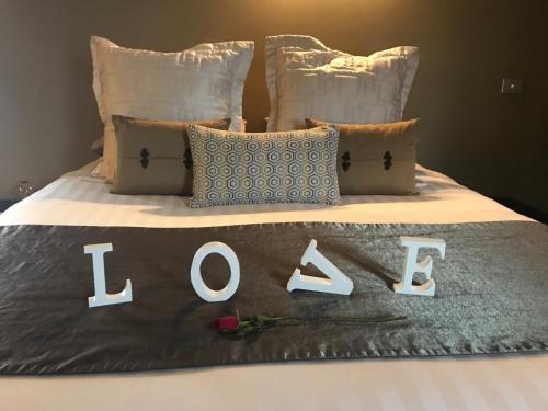 Un ou plusieurs lits dans un hébergement de l'établissement Spa Suites at RAVEN