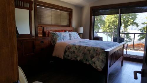 Llit o llits en una habitació de Tilby's Rainbow Cottage