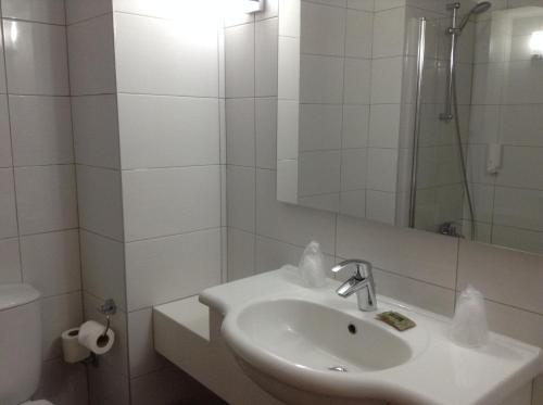 A bathroom at Kissos Hotel