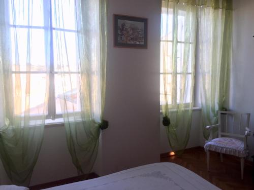 En eller flere senger på et rom på Double bedroom with a view