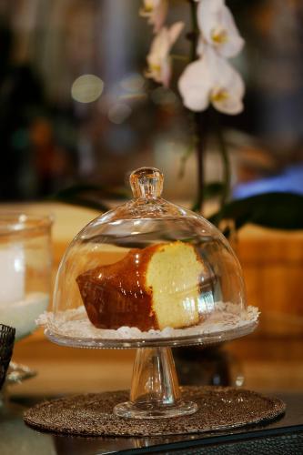 a cake in a glass dish on a table at Hotel Résidence Le Sporting in Cap-Ferret