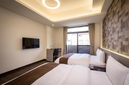 Tempat tidur dalam kamar di Midu Business Hotel