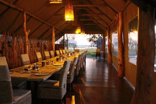 Reštaurácia alebo iné gastronomické zariadenie v ubytovaní Chobe River Camp