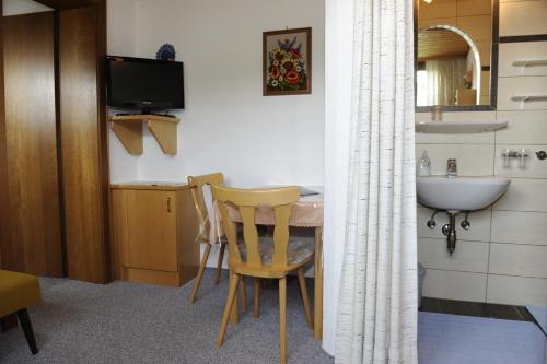 A kitchen or kitchenette at Haus Dorfer