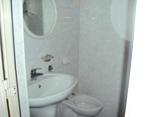A bathroom at Hotel Mirage