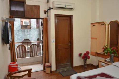 
a room with a door open and a door open at Hotel Yatri International in New Delhi
