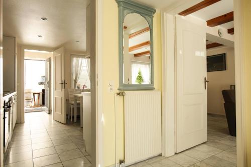 a hallway with a door leading to a kitchen at Das Sonnenblumenhaus in Timmendorfer Strand