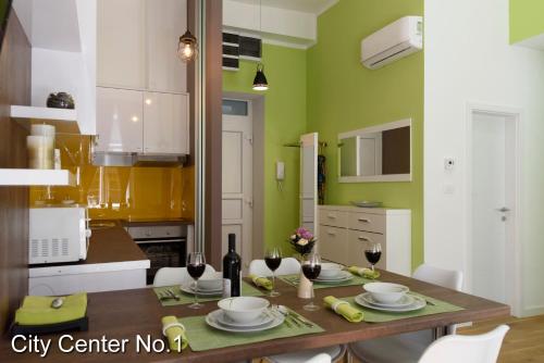 una cocina con una mesa con copas de vino en Apartments City Center, en Zagreb