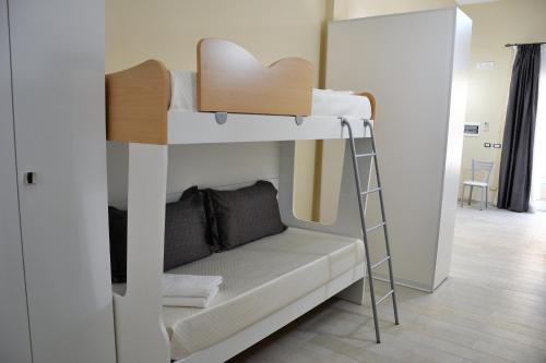 ポルト・チェザーレオにあるPalazzo Greco Case Vacanzeのはしご付きの部屋の二段ベッド1台分です。