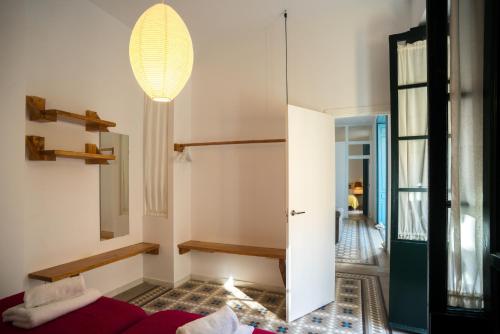 een woonkamer met een rode bank en een trap bij Eva Recommends Casa Gerona in Sevilla