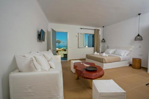 ミコノス・シティにあるNida Mykonosのリビングルーム(ソファ、ベッド、テーブル付)