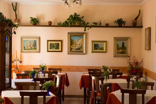 Restoran või mõni muu söögikoht majutusasutuses Hotel La Margherita