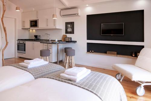 sala de estar con 2 camas y cocina en Bairro Alto Studio Apartments - by LU Holidays, en Lisboa