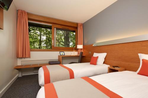 Llit o llits en una habitació de Hôtel Centre Port-Royal