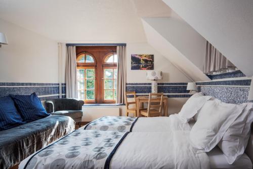 una camera con letto, divano e finestra di Crêt-Bérard a Puidoux