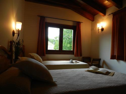 a bedroom with two beds and a window at Apartaments El Tossalet in Bonansa