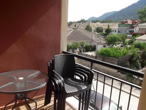 a balcony with a table and chairs and a view at Sierra de Cazorla in Arroyo Frio
