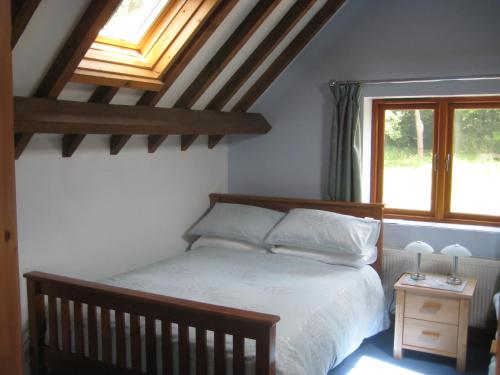 Un pat sau paturi într-o cameră la Woodlands Holiday Homes