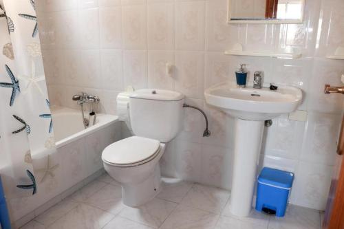 ein weißes Badezimmer mit Toilette und Waschbecken in der Unterkunft Stunning La Mata Beach Suite in La Mata