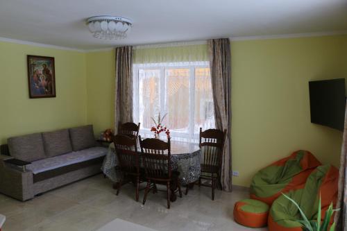 sala de estar con mesa y sofá en Nadiira, en Slavske