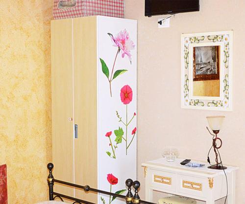 a room with a cabinet with flowers painted on it at B&B TascaPachino in Pachino