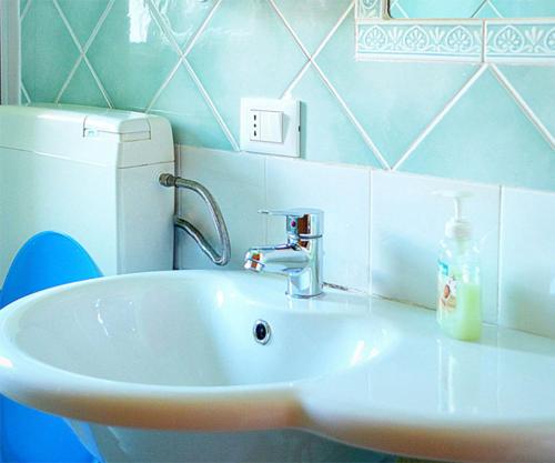 パキーノにあるB&B TascaPachinoのバスルーム(白い洗面台、トイレ付)