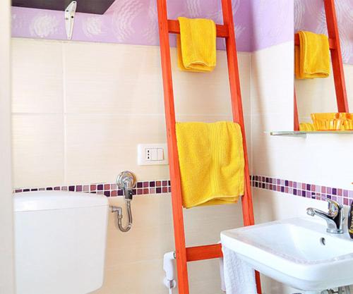 a bathroom with a toilet and a sink at B&B TascaPachino in Pachino