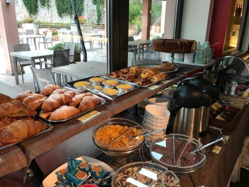 a buffet with many different types of bread and pastries at Meridiana Country Hotel in Calenzano