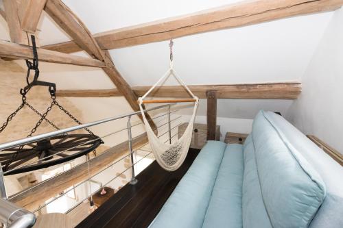 a hammock hanging from the ceiling in a room at Carpe Diem du Vexin in Nesles-la-Vallée