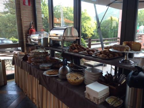a buffet with bread and pastries on a table at Meridiana Country Hotel in Calenzano
