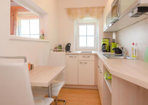 Kuchyň nebo kuchyňský kout v ubytování Privatzimmer Haus Gschweitl
