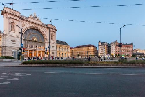 un grande edificio con una strada di fronte di Hotel Golden Park Budapest a Budapest