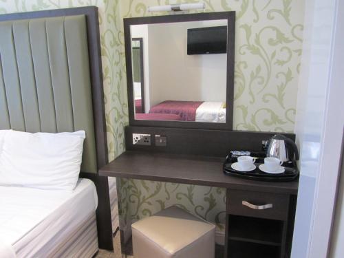 Una cama o camas en una habitación de Goodwood Hotel