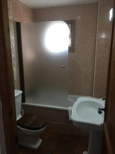 łazienka z toaletą i umywalką w obiekcie Hotel Cortijo Las Grullas w mieście Benalup Casas Viejas