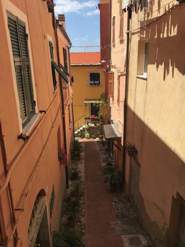 an alley between two buildings with a bench at Mi Va in Lerici