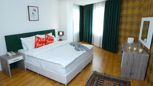 a bedroom with a large bed in a room at Khan Saray in As Sulaymānīyah