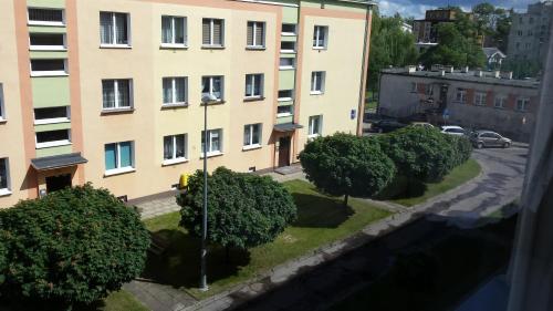 een uitzicht vanuit het raam van een gebouw bij Apartamenty Iława in Iława