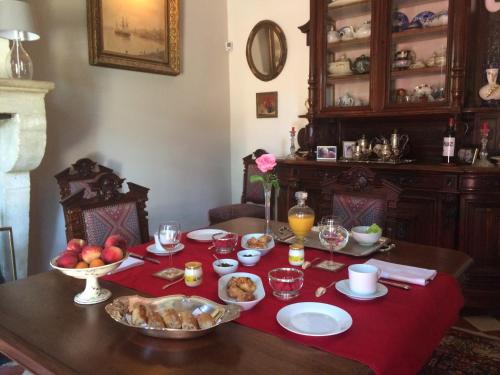 a dining room table with food and drinks on it at suite la Métairie in Blanquefort