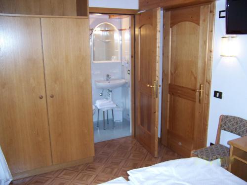 Postel nebo postele na pokoji v ubytování Alpen Hotel Rabbi