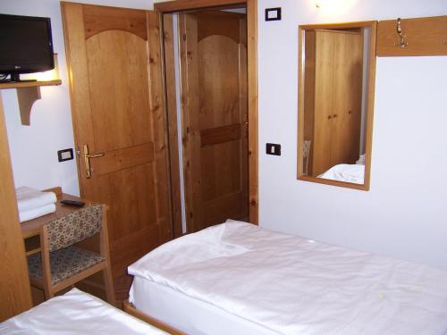 Una cama o camas en una habitación de Alpen Hotel Rabbi