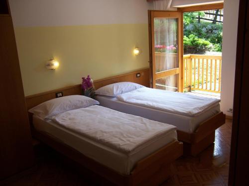 Postel nebo postele na pokoji v ubytování Alpen Hotel Rabbi